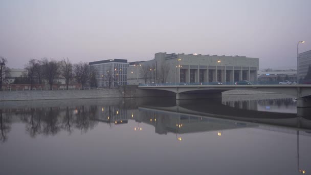 Ostrow Tumski yakınlarındaki Wroclaw modern ulaşım köprüsü — Stok video