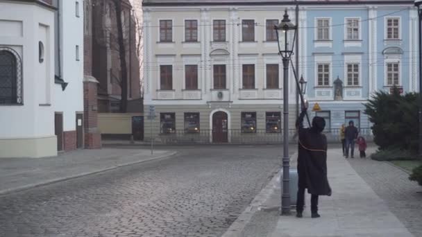 Lamplighter en Ostrow Tumski en Wroclaw — Vídeos de Stock