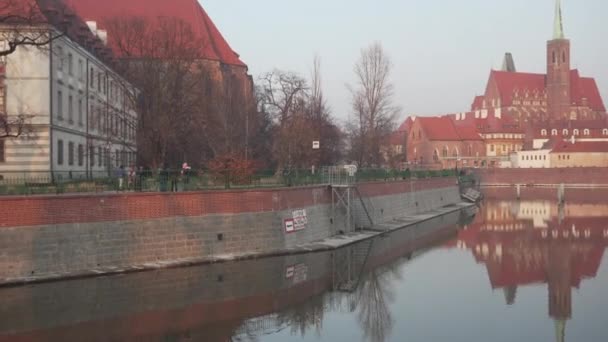 Pan a sétától a régi építészet Ostrow Tumski Lengyelországban — Stock videók