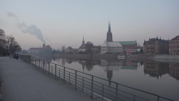 Vista sul fiume e Ostrow Tumski a Breslavia — Video Stock