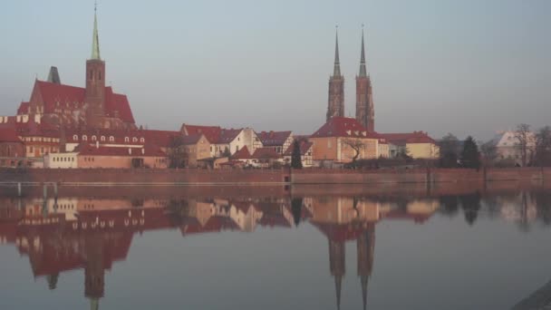 Spires of Cathedral of St John Baptist reflected in water in Wroclaw — Stock Video