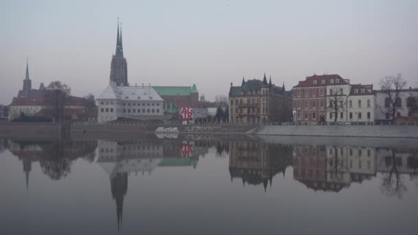 Vista en Ostrow Tumski en la noche en Wroclaw — Vídeos de Stock