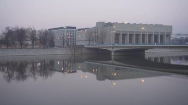 Ostrow Tumski yakınlarındaki Wroclaw barış köprüsü