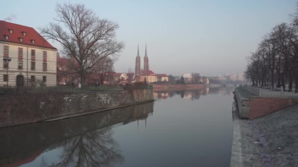 Ostrow Tumski antigua arquitectura y paseo marítimo en Polonia - Pan — Vídeos de Stock