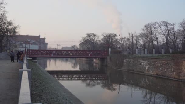 Rote Brücke nach Ostrow Tumski in Breslau — Stockvideo
