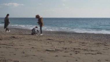 Italya 'da ıssız kış Positano plajında insanlar