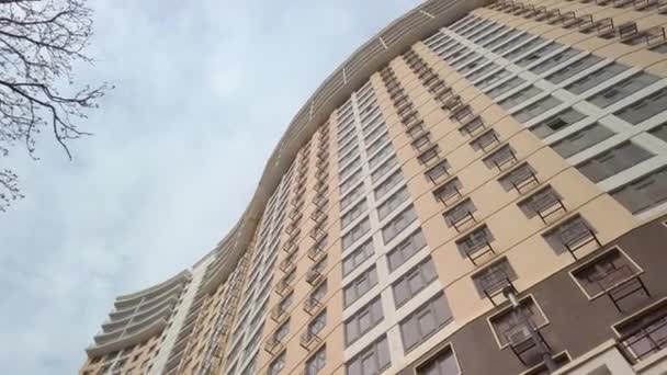 Modern byggnadens fasad och blå molnig himmel — Stockvideo