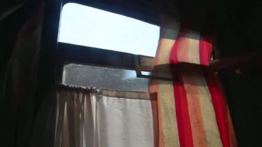 Ukraynalı ikinci sınıf uyku arabası kirli perdeler