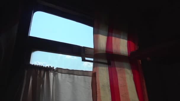 Visa på den blå himlen genom andra klassens sovvagn fönster — Stockvideo
