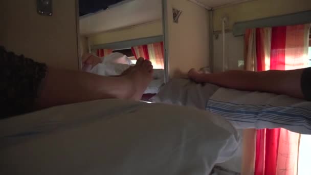 Nogi osób leżących w drugiej klasie śpiwór — Wideo stockowe