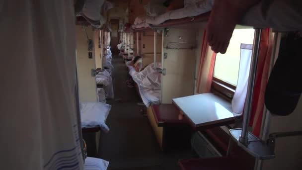 Inuti ukrainska andra klassens tåg — Stockvideo