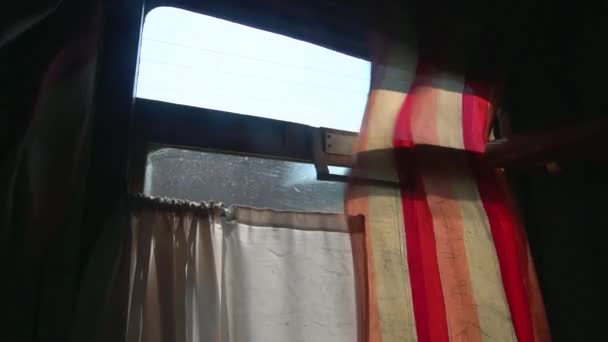 Cortinas sujas na segunda classe ucraniana carruagem de dormir — Vídeo de Stock