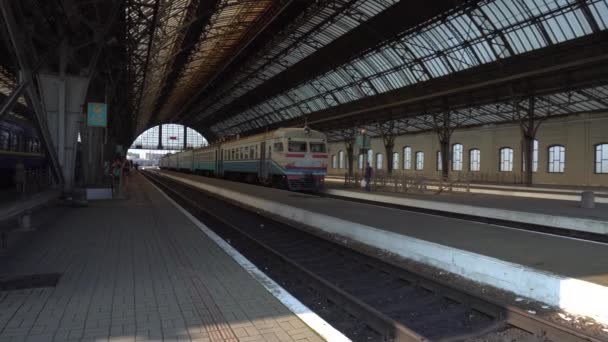 Платформа на железнодорожном вокзале Львова летом — стоковое видео