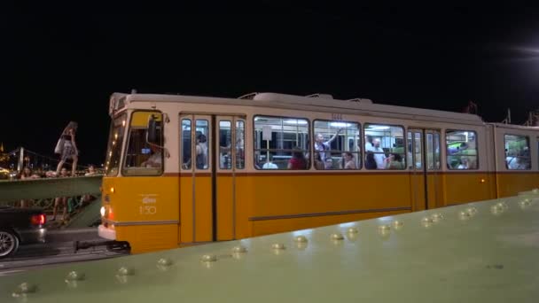 Gul spårvagn på Liberty Bridge i Budapest — Stockvideo