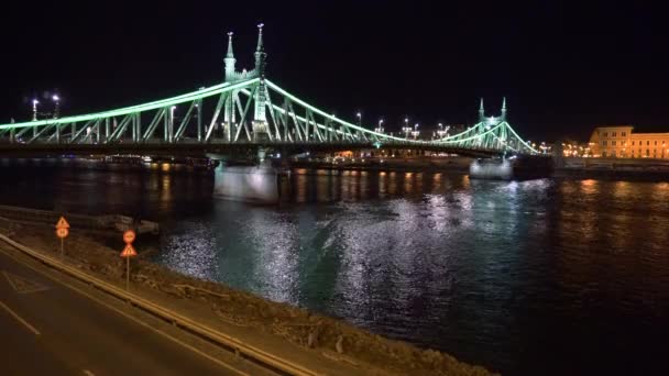 Freiheitsbrücke und die Straße in der Nacht in Budapest — Stockvideo