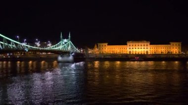 Budapeşte ve Liberty Köprüsü Corvinus Üniversitesi