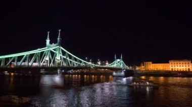 Gece Tuna nehri üzerinde turist tekne izleme çekim