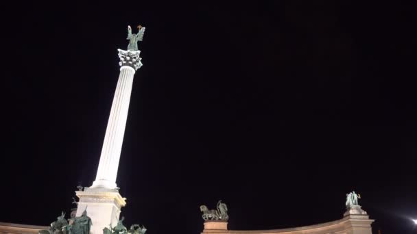 Οι άνθρωποι στην πλατεία Ηρώων στη Βουδαπέστη τη νύχτα — Αρχείο Βίντεο
