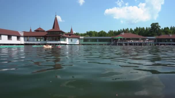 Wasser des Heviz-Sees in Ungarn — Stockvideo