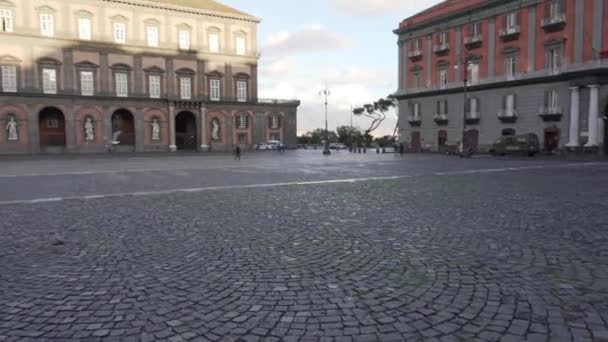 Königspalast bei Sonnenuntergang auf der Piazza del Plebiscito — Stockvideo