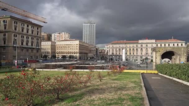 Vista de los edificios de Nápoles y grúa de construcción amarilla — Vídeos de Stock
