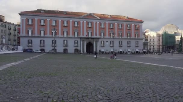 Rood gebouw op Piazza del Plebiscito in Napels — Stockvideo