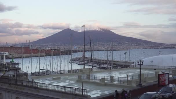 Utsikt över havet och Vesuvius på kvällen — Stockvideo