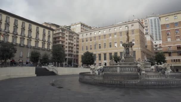 Fontána Neptunu na Piazza Municipio a letadlo na obloze v Neapoli — Stock video