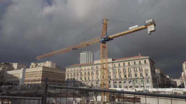 Grúa de construcción amarilla en Nápoles — Vídeos de Stock