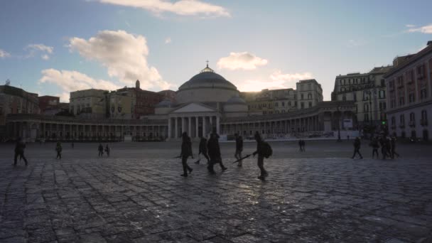 Politie auto beweegt door Piazza del Plebiscito — Stockvideo