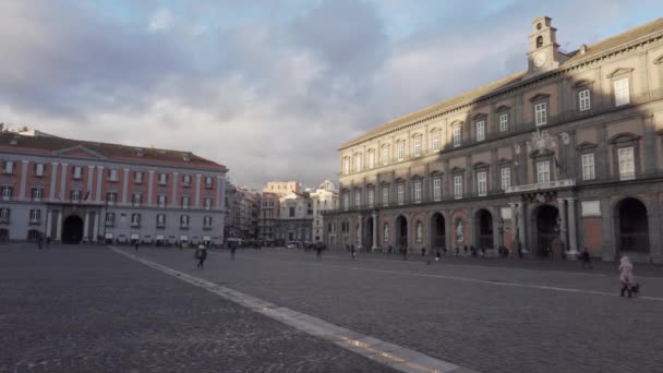 Vue sur le Palais Royal et la Piazza del Plebiscito à Naples — Video