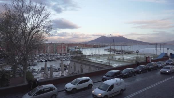 Ulice Neapol a pohled na horu Vesuvius — Stock video