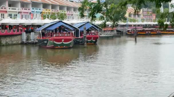 Výletní čluny kotvíané na Clarke Quay v Singapuru — Stock video