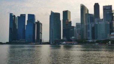 Gün batımında Singapur modern mimarisi