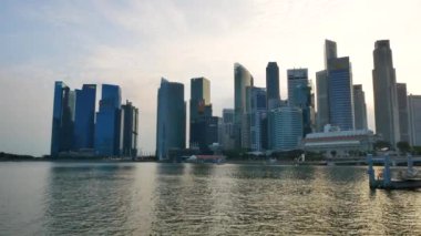 Gün batımında Singapur şehir manzarası