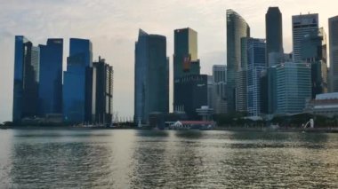 Singapur gün batımında Marina Bay sahil silueti