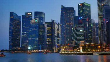 Singapur Işıklı modern Singapur mimarisi ve turistik tekne