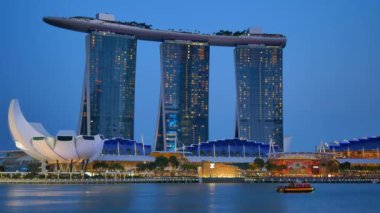 Işıklı Marina Bay Sands otel ve Artscience Müzesi