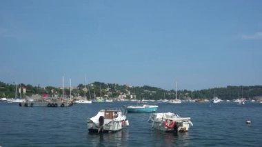 Fransa'da Villefranche-Sur-Mer'de iki tekne