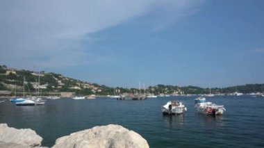 Villefranche-Sur-Mer'de tekneler ve ön planda kayalar