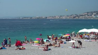 Fransa'da Nice plajda İnsanlar - Pan