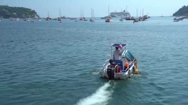 Barco de limpeza se afasta em Villefranche-Sur-Mer — Vídeo de Stock