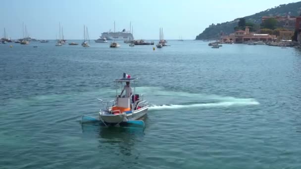 Csónak tisztítja víz-közepes shot — Stock videók