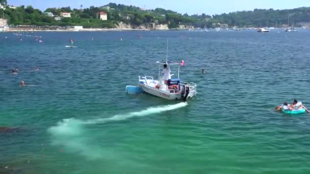 Лодка очищает воду в Вильфранш-сюр-Мер — стоковое видео