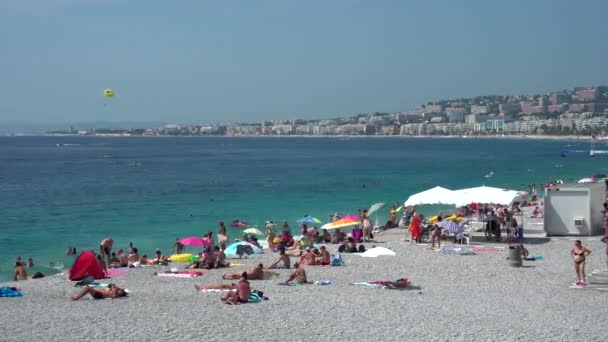 法国尼斯海滩上的人们 — 图库视频影像