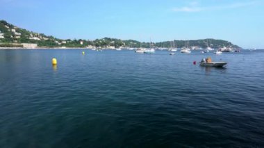 Villefranche-sur-Mer kıyı şeridi ve mavi su