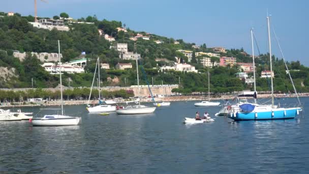 Stěhovalská jachta ve francouzském Villefranche-sur-Mer — Stock video