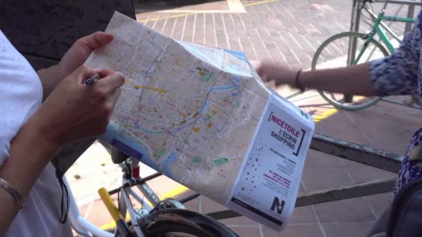 Guia turístico mostra vistas sobre o mapa turístico de Nice — Vídeo de Stock
