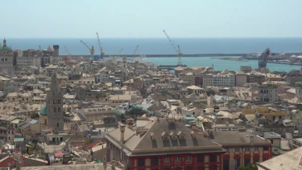 Inclinado desde el puerto en la arquitectura de la ciudad de Génova — Vídeos de Stock
