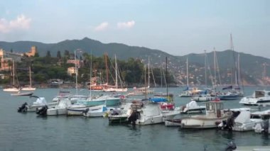 Rapallo'da gün batımında yatlar - Yakınlaştır